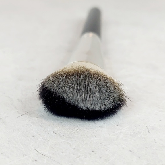 MAC 128 Split Fibre Cheek Brush - Picture 4 of 5